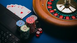 Fugir de zumbis e ganhar no poker